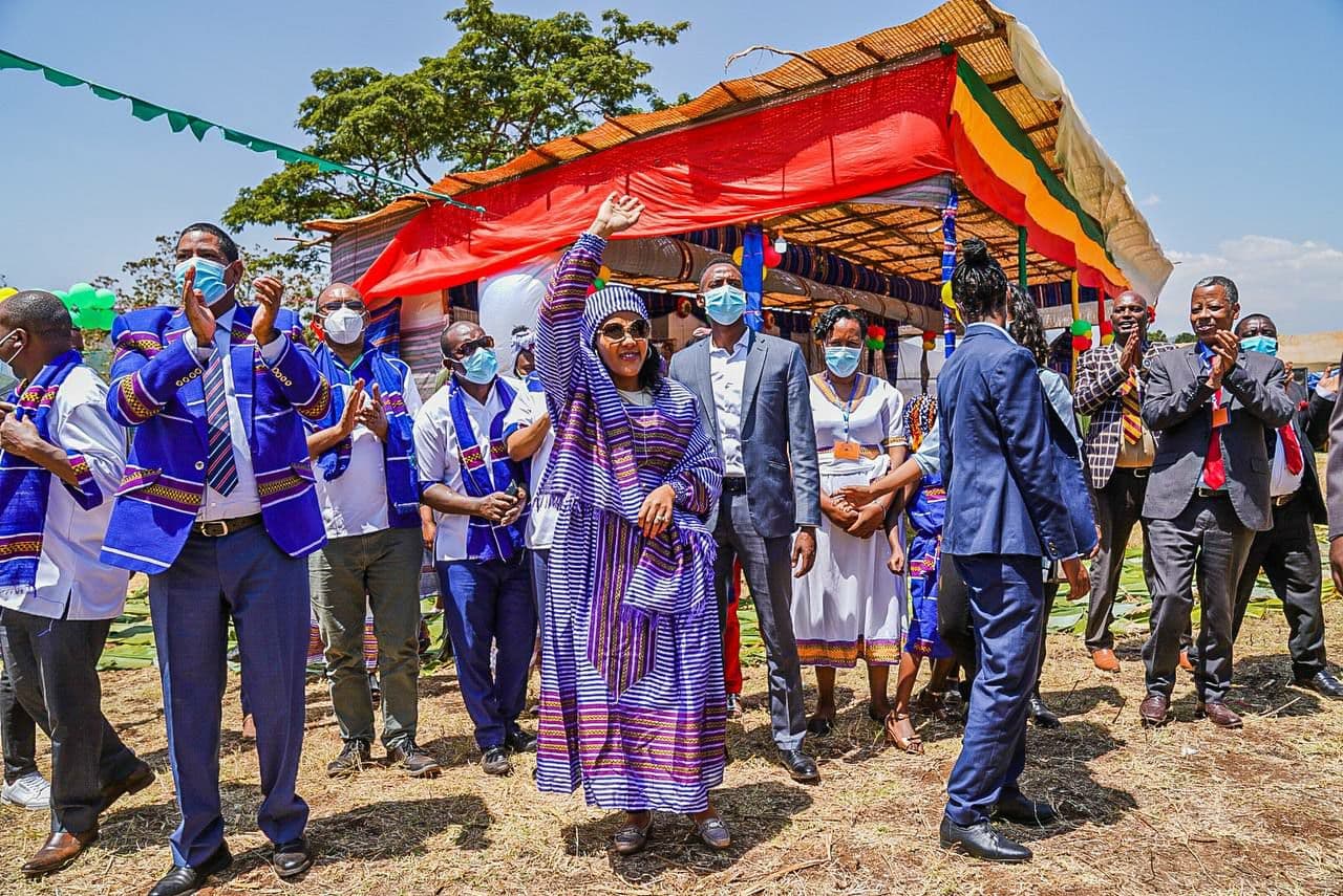 ቀዳማዊት እመቤት ዝናሽ ታያቸው በጌዴኦ ዞን ገደብ ወረዳ የተገነባውን የሁለተኛ ደረጃ ትምህርት ቤት መረቁ ...